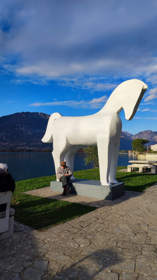 Pisogne lungolago, statua del cavallo